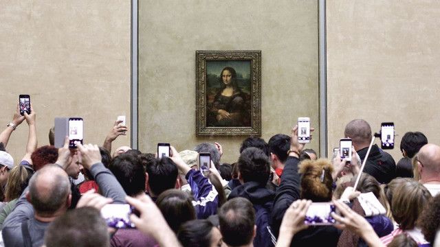 „Atac artistic” la Louvre! Un barbat deghizat intr-o batranica a incercat sa distruga tabloul legendar „Mona Lisa” a lui Leonardo Da Vinci - VIDEO