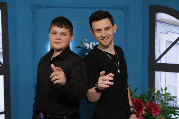 Chiar daca au o diferenta de varsta de 12 ani, sunt buni prieteni! Interpretii Oleg Spanu si Daniel Svet au lansat un cover de exceptie la renumita piesa „It's A Man's Man's World”. Vezi cat de bine le-a reusit celor doi sa interpreteze melodia - VIDEO Chiar daca au o diferenta de varsta de 12 ani, sunt buni prieteni! Interpretii Oleg Spanu si Daniel Svet au lansat un cover de exceptie la renumita piesa „It's A Man's Man's World”. Vezi cat de bine le-a reusit celor doi sa interpreteze melodia - VIDEO