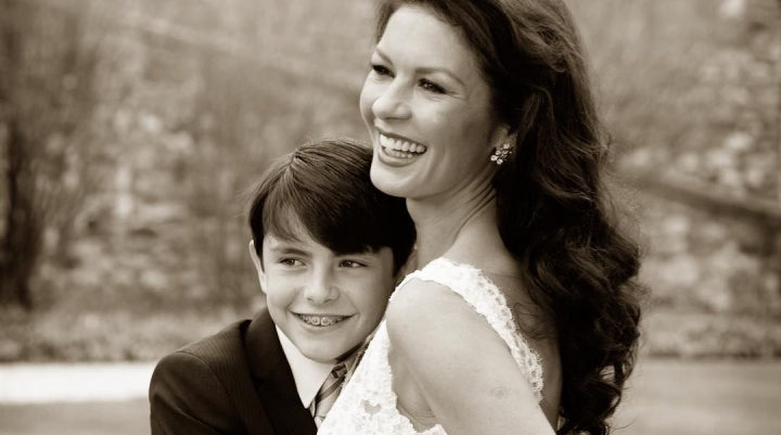 Catherine Zeta-Jones, mesaj emotionant pe retelele sociale dupa ce fiul ei a absolvit facultatea: „Mandria mea, bucuria mea!” - FOTO Catherine Zeta-Jones, mesaj emotionant pe retelele sociale dupa ce fiul ei a absolvit facultatea: „Mandria mea, bucuria mea!” - FOTO