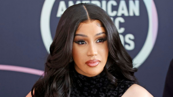 Diferenta dintre Instagram si realitate. Cum arata Cardi B fara filtre si hainele extravagante de scena - FOTO Diferenta dintre Instagram si realitate. Cum arata Cardi B fara filtre si hainele extravagante de scena - FOTO