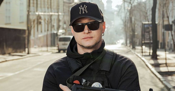 Solistul trupei Bumboks, Andrei Hlivniuk a spus ce va face cu bucatica de obuz, care i-a ranit fata in timpul luptelor Solistul trupei Bumboks, Andrei Hlivniuk a spus ce va face cu bucatica de obuz, care i-a ranit fata in timpul luptelor