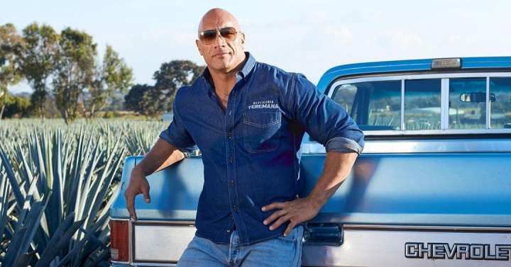 Are aproape 2 metri, dar incape si la masuta de jucarie! Dwayne Johnson a postat un video adorabil, in care se joaca cu fetita lui de 4 ani - FOTO/VIDEO