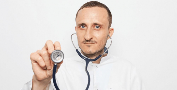 Cu totii asteptam sa mergem in vacanta, insa este important sa ne pregatim bine inainte de a pleca undeva. Afla de la medicul pediatru Mihai Stratulat ce ar trebui sa contina trusa noastra medicala, mai ales daca avem copii mici - VIDEO