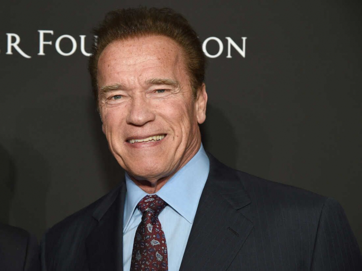 Un locuitor din Bucea i-a daruit lui Arnold Schwarzenegger o camasa traditionala ucraineana. Cum a reactionat actorul - FOTO