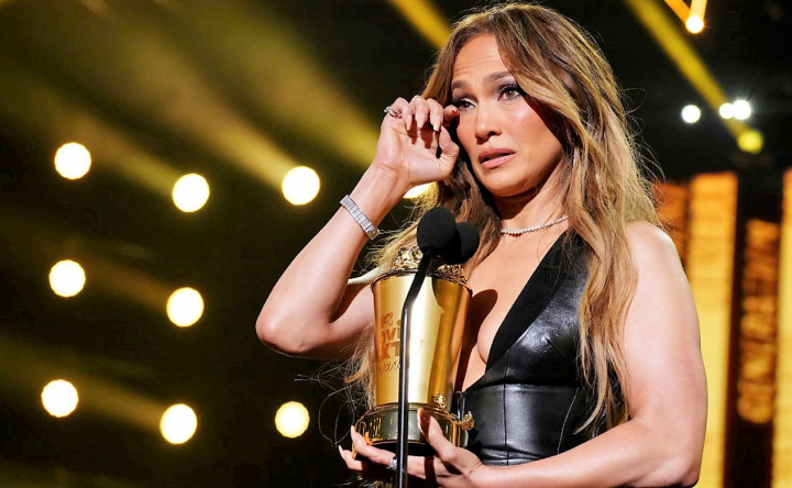 Jennifer Lopez, mesaj cu ochii in lacrimi pentru cei care nu au crezut in ea, la MTV Movie & TV Awards - VIDEO Jennifer Lopez, mesaj cu ochii in lacrimi pentru cei care nu au crezut in ea, la MTV Movie & TV Awards - VIDEO