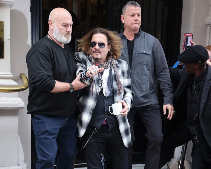 Johnny Depp - ajutat sa iasa dintr-un hotel englez! Ce il impiedica pe actor si care era motviul confuziei si fricii sale - FOTO Johnny Depp - ajutat sa iasa dintr-un hotel englez! Ce il impiedica pe actor si care era motviul confuziei si fricii sale - FOTO