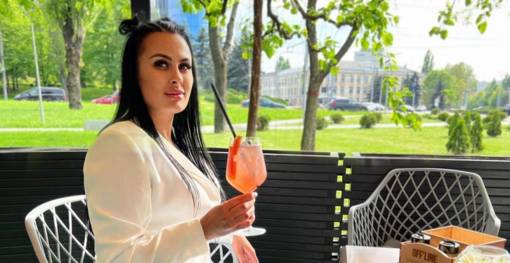 Cu harletul in mana si cu manichiura proaspat facuta! Ina Terescenco a scos cartofi din pamant si povestit despre business-ul din copilaria sa, dar si relatia sa amoroasa: „150 de lei imi dadeau daca eram cu mancarea mea si 120 cu mancarea lor...” - VIDEO Cu harletul in mana si cu manichiura proaspat facuta! Ina Terescenco a scos cartofi din pamant si povestit despre business-ul din copilaria sa, dar si relatia sa amoroasa: „150 de lei imi dadeau daca eram cu mancarea mea si 120 cu mancarea lor...” - VIDEO