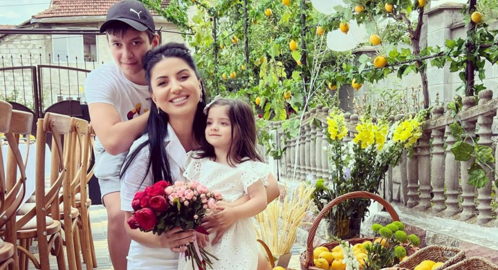 37 de ani au prins-o neastamparata si plina de idei! Vezi cum isi sarbatoreste Svetlana Sainsus ziua de nastere, dar si ce locatie si decor deosebit a ales: „Am procurat 50 de kilograme de lamai...” - FOTO/VIDEO 37 de ani au prins-o neastamparata si plina de idei! Vezi cum isi sarbatoreste Svetlana Sainsus ziua de nastere, dar si ce locatie si decor deosebit a ales: „Am procurat 50 de kilograme de lamai...” - FOTO/VIDEO