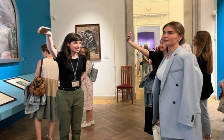 Amanta lui Putin vazuta la o expozitie de arta din Sankt Petersburg, insotita de garzi de corp feminine - FOTO
Amanta lui Putin vazuta la o expozitie de arta din Sankt Petersburg, insotita de garzi de corp feminine - FOTO