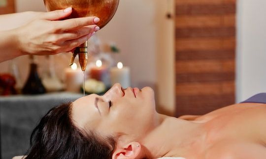 Masajul - procedura la care apelam pentru a ne relaxa! Afla despre o tehnica indiana antica - Shitodhara, care iti poate scoate starea de anxietate si iti imbunatateste sanatatea: „E benefic pentru fiecare persoana” - VIDEO Masajul - procedura la care apelam pentru a ne relaxa! Afla despre o tehnica indiana antica - Shitodhara, care iti poate scoate starea de anxietate si iti imbunatateste sanatatea: „E benefic pentru fiecare persoana” - VIDEO