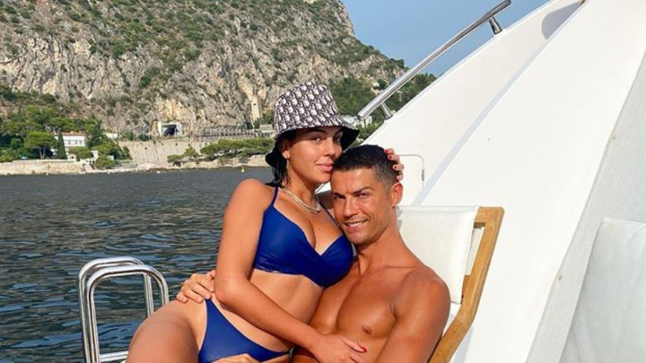 Ipostaza in care a fost surprins Cristiano Ronaldo pe iahtul sau, alaturi de Georgina Rodriguez - FOTO Ipostaza in care a fost surprins Cristiano Ronaldo pe iahtul sau, alaturi de Georgina Rodriguez - FOTO