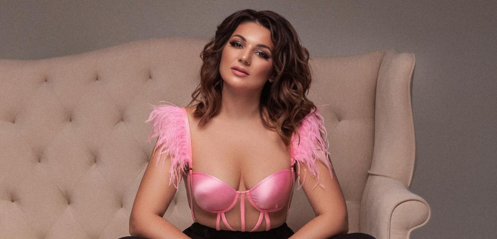 A venit cu o lansare de zile mari! Cristy Rouge si-a prezentat noua compozitie si care, dupa spusele ei, a fost ca in vremurile cele bune: „Chiar mi-a fost dor sa ii vad pe toti in realitate, sa vorbim, sa cantam live” - VIDEO