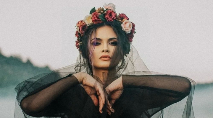 Katy Rain revine cu un nou stil melodic! Vezi cum suna melodia si textul inspirat de barbatii dependeti de telefon, dar si cum arata portretul barbatului ideal pentru ea - VIDEO