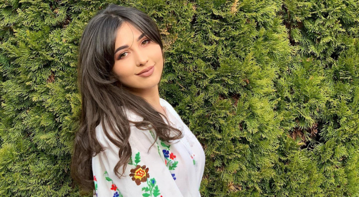 De la ie si catrinta - la tinute chic si pline de culoare! Vezi cum a ales sa isi schimbe garderoba interpreta Laurentia Coptilet, dar si ce raspunsuri a oferit intrebarilor indraznete - VIDEO De la ie si catrinta - la tinute chic si pline de culoare! Vezi cum a ales sa isi schimbe garderoba interpreta Laurentia Coptilet, dar si ce raspunsuri a oferit intrebarilor indraznete - VIDEO