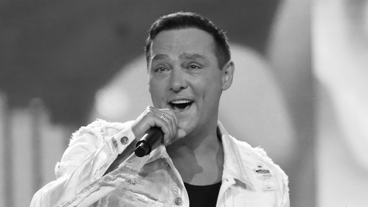 Peste 10 mii de persoane l-au petrecut pe ultimul drum pe interpretul rus, Iurii Shatunov. Vezi unde si cum a avut loc ceremonia de ramas bun - FOTO/VIDEO