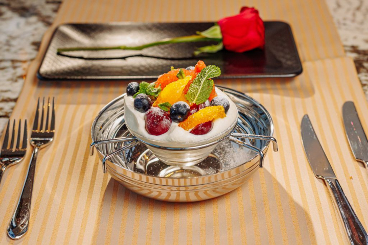 Vrei sa-ti impresionezi iubita cu un desert deosebit? Intr-un restaurant din capitala se serveste cea mai neobisnuita prajitura. Vezi cum arata aceasta - VIDEO