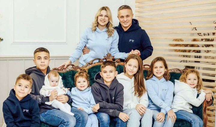 Familia Carnat - vacanta de neuitat la mare! Chiar daca sunt 10 persoane, au luat cu ei doar o valiza - VIDEO Familia Carnat - vacanta de neuitat la mare! Chiar daca sunt 10 persoane, au luat cu ei doar o valiza - VIDEO