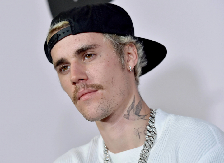 Justin Bieber in vizorul paparazzilor! Primele fotografii ale interpretului dupa ce a anuntat ca a fost diagnosticat cu sindromul Ramsay Hunt - FOTO