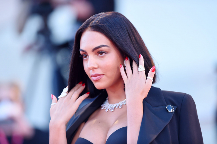 Cum arata Georgina Rodriguez la doua luni dupa nasterea fiicei sale? Iubita lui Cristiano Ronaldo a furat toate privirile la o prezentare de moda - FOTO Cum arata Georgina Rodriguez la doua luni dupa nasterea fiicei sale? Iubita lui Cristiano Ronaldo a furat toate privirile la o prezentare de moda - FOTO