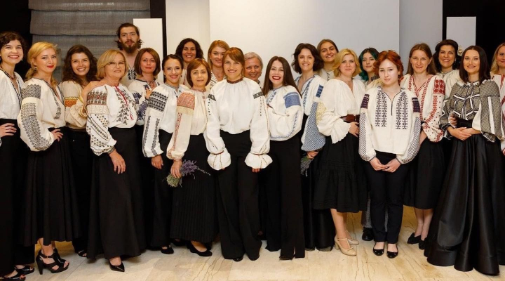 O refugiata din Ucraina, pentru prima data, a imbracat un port traditional moldovenesc. Vezi cum a avut loc evenimentul organizat de Stela Moldovanu: „Ne-am indragostit de aceasta tara, de mentalitatea de aici, de oamenii si bunatatea lor” - VIDEO