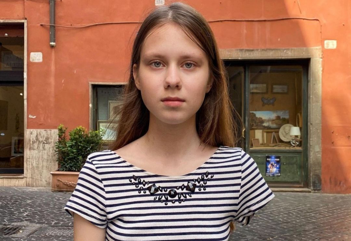 Marturisirile unei fetite din Ucraina si-a pierdut bratul in timp ce incerca sa evadeze din Bucea: „Tresar de la orice sunet si mi-e frica de avioane”