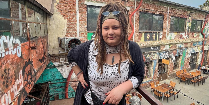 „O schimbare la patrat!” Dupa 10 ani, Cristina Miron si-a scos dreadurile. Vezi cum arata tanara cu parul sau natural - FOTO/VIDEO