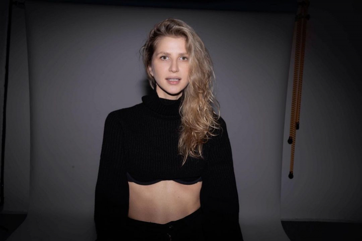 Varianta in limba engleza a piesei „Trenuletul” a devenit virala pe TikTok! Vezi cum suna melodia in interpretarea cantaretei Dara, dar si cat de mult a apreciat publicul strain piesa - VIDEO Varianta in limba engleza a piesei „Trenuletul” a devenit virala pe TikTok! Vezi cum suna melodia in interpretarea cantaretei Dara, dar si cat de mult a apreciat publicul strain piesa - VIDEO