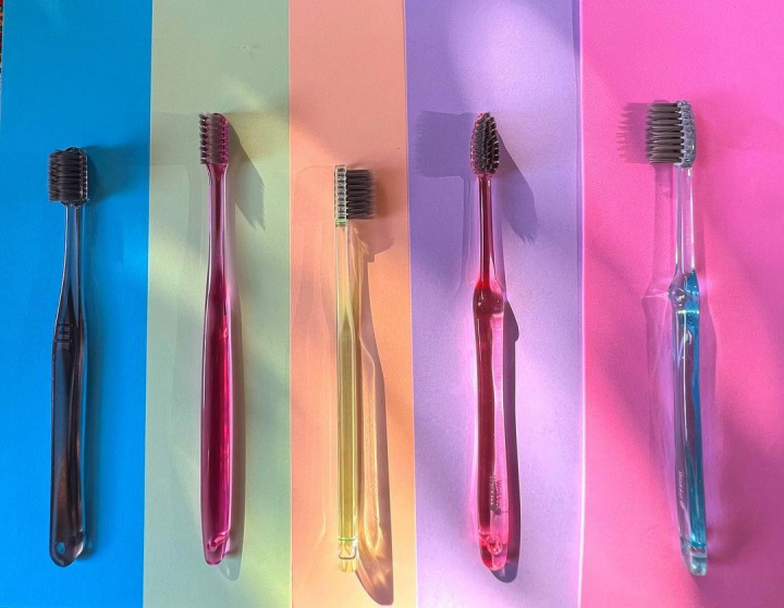 Curata-ti dintii doar cu apa! Afla cum functioneaza periuta japoneza care n-are nevoie de pasta de dinti, dar si care este mineralul secret extras tocmai din Japonia - VIDEO