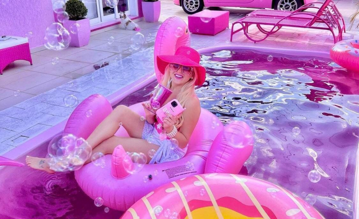 O femeie obsedata de Barbie a platit mii de lire sterline pentru a-si transforma casa intr-un palat roz: „Mi-am indeplinit visul” O femeie obsedata de Barbie a platit mii de lire sterline pentru a-si transforma casa intr-un palat roz: „Mi-am indeplinit visul”