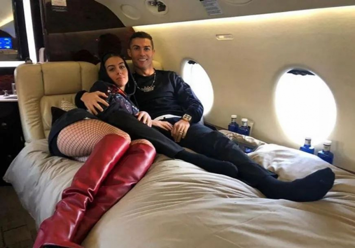 Cristiano Ronaldo, capricii uimitoare in vacanta. Fotbalistul plateste 15.000 de dolari doar pe lenjerii de pat si prosoape de baie - FOTO
Cristiano Ronaldo, capricii uimitoare in vacanta. Fotbalistul plateste 15.000 de dolari doar pe lenjerii de pat si prosoape de baie - FOTO