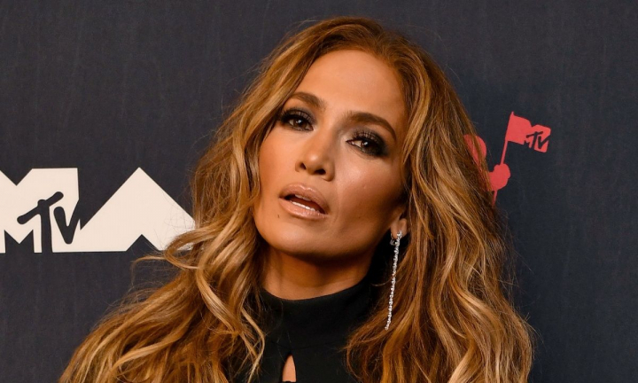 In stilul secolului trecut! Jennifer Lopez a ales sa poarte o fusta mai neobisnuita la o iesire in oras - FOTO In stilul secolului trecut! Jennifer Lopez a ales sa poarte o fusta mai neobisnuita la o iesire in oras - FOTO