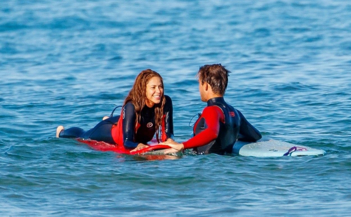 Shakira l-a dat uitarii pe Pique.Cine este barbatul misterios care a plecat cu artista in vacanta - FOTO
Shakira l-a dat uitarii pe Pique.Cine este barbatul misterios care a plecat cu artista in vacanta - FOTO