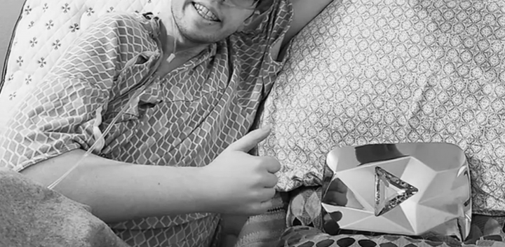 Un YouTuber cunoscut s-a stins la doar 23 de ani: „Daca vedeti asta, am murit...” - VIDEO
Un YouTuber cunoscut s-a stins la doar 23 de ani: „Daca vedeti asta, am murit...” - VIDEO