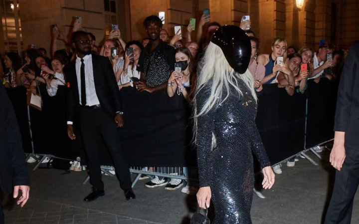 Fashion, baby! Ghici cine este vedeta care a aparut mascata la prezentarea Balenciaga de la Paris - FOTO Fashion, baby! Ghici cine este vedeta care a aparut mascata la prezentarea Balenciaga de la Paris - FOTO