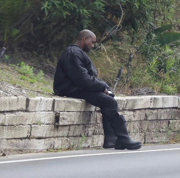Nici banii, nici fetele frumoase nu-i mai aduc fericirea! Kanye West- surprins singur si trist la o margine de drum din Malibu - VIDEO