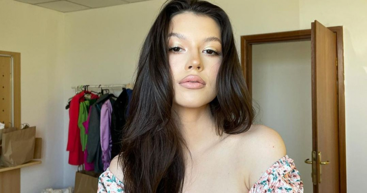 Din nou la inaltime! Cleopatra Stratan a lansat piesa „Eu cu ce ma imbrac?”. In videoclip s-au filmat doua din cele mai populare bloggerite din Republica Moldova - VIDEO Din nou la inaltime! Cleopatra Stratan a lansat piesa „Eu cu ce ma imbrac?”. In videoclip s-au filmat doua din cele mai populare bloggerite din Republica Moldova - VIDEO