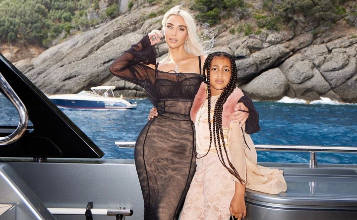 Asa mama, asa fiica! Kim Kardashian si North West au aratat uimitor in tinute asortate, la Saptamana Modei de la Paris - FOTO