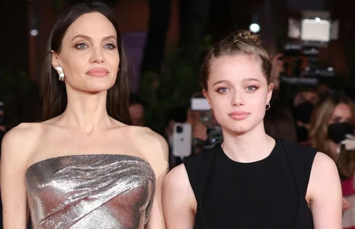 Angelina Jolie, topita dupa fiica ei! Frumoasa actrita a trait concertul Maneskin de la Roma prin ochii adorabilei Shiloh - FOTO Angelina Jolie, topita dupa fiica ei! Frumoasa actrita a trait concertul Maneskin de la Roma prin ochii adorabilei Shiloh - FOTO