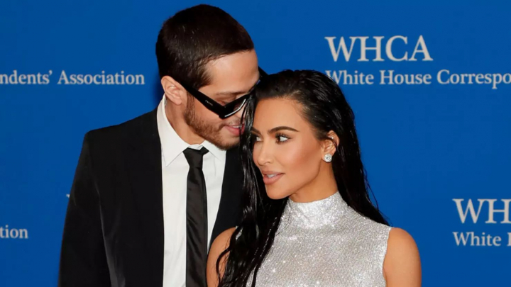 Pete Davidson si-a facut un tatuaj dedicat primului sau sarut cu Kim Kardashian - FOTO Pete Davidson si-a facut un tatuaj dedicat primului sau sarut cu Kim Kardashian - FOTO