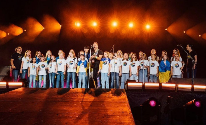 Coldplay a cantat alaturi de copii ucraineni la un concert de la Berlin: „Germanii dau un exemplu bun pentru toata lumea” - VIDEO Coldplay a cantat alaturi de copii ucraineni la un concert de la Berlin: „Germanii dau un exemplu bun pentru toata lumea” - VIDEO