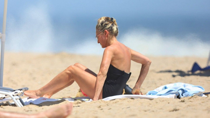 Sarah Jessica Parker poarta acelasi costum de baie de sapte ani de zile Sarah Jessica Parker poarta acelasi costum de baie de sapte ani de zile