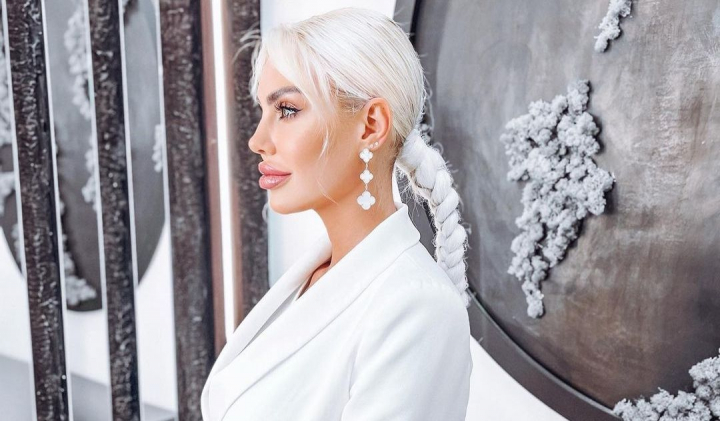 Laura Vetty vine cu surprize pentru fanii sai! Vezi cum va suna viitoarea sa piesa, pe care interpreta o va lansa in curand - VIDEO Laura Vetty vine cu surprize pentru fanii sai! Vezi cum va suna viitoarea sa piesa, pe care interpreta o va lansa in curand - VIDEO