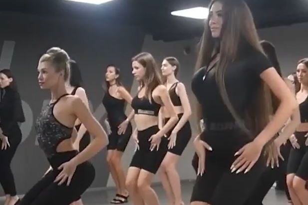 Barbatii la lupta, femeile pe podium. Cum se pregatesc cele mai frumoase rusoaice pentru Miss Moscova 2022