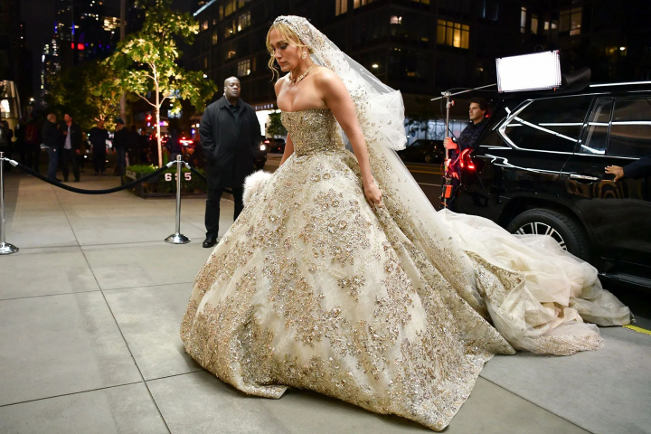 Atat de emotionant! Jennifer Lopez a purtat rochia de mireasa pe care si-a pregatit-o in 2003 pentru nunta cu Ben Aflleck! Vezi cat de bine a aratat vedeta in cea mai importanta zi din viata sa - FOTO/VIDEO Atat de emotionant! Jennifer Lopez a purtat rochia de mireasa pe care si-a pregatit-o in 2003 pentru nunta cu Ben Aflleck! Vezi cat de bine a aratat vedeta in cea mai importanta zi din viata sa - FOTO/VIDEO