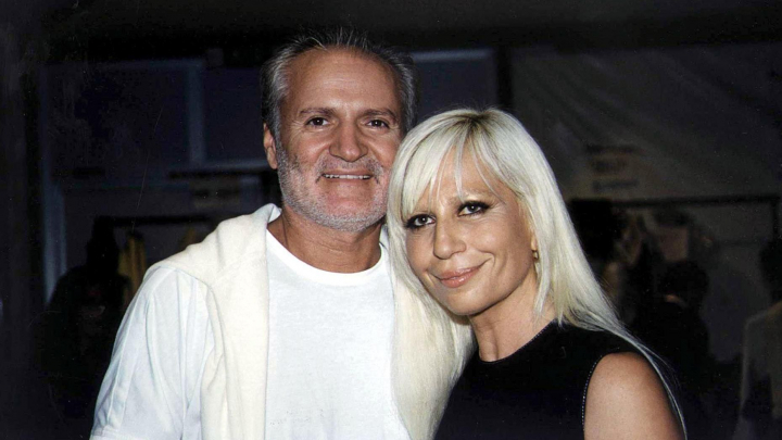 De la primul triumf - la asasinarea misterioasa a fondatorului Versace! Afla povestea nestiuta a marelui designer Gianni Versace - FOTO De la primul triumf - la asasinarea misterioasa a fondatorului Versace! Afla povestea nestiuta a marelui designer Gianni Versace - FOTO