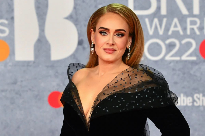 Adele, aparitie surprinzatoare in Sardinia, alaturi de iubitul ei. Artista a imbracat o tinuta de sute de lire sterline - FOTO Adele, aparitie surprinzatoare in Sardinia, alaturi de iubitul ei. Artista a imbracat o tinuta de sute de lire sterline - FOTO