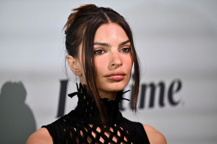 Ivory - cea mai populara nuanta pe care o aleg vedetele in aceasta vara! Inspira-te de la Emily Ratajkowski daca vrei un look pastelat plin de stil si comoditate - FOTO