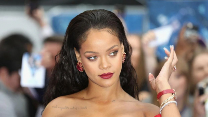 Rihanna si-a uimit fanii cu o aparitie excentrica! Vedeta a purtat o tinuta ce i-a pus in evidenta corpul pe care il are la doar cateva luni de cand a nascut - FOTO Rihanna si-a uimit fanii cu o aparitie excentrica! Vedeta a purtat o tinuta ce i-a pus in evidenta corpul pe care il are la doar cateva luni de cand a nascut - FOTO