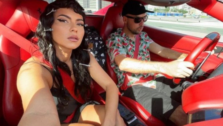 Inna si Deliric, sarut pasional in Napoli. Artista si iubitul ei si-au luat liber de la concerte si se relaxeaza in Italia - FOTO
Inna si Deliric, sarut pasional in Napoli. Artista si iubitul ei si-au luat liber de la concerte si se relaxeaza in Italia - FOTO