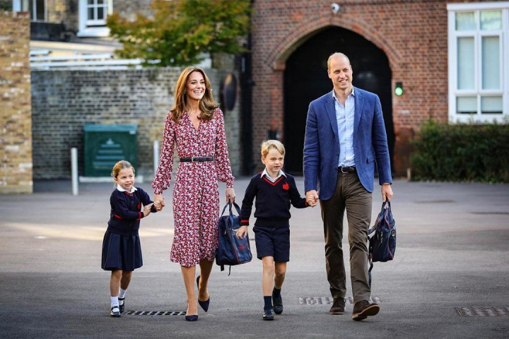 Printul George a implinit 9 ani! Kate Middleton si Printul William au publicat o noua fotografie cu fiul lor - FOTO Printul George a implinit 9 ani! Kate Middleton si Printul William au publicat o noua fotografie cu fiul lor - FOTO